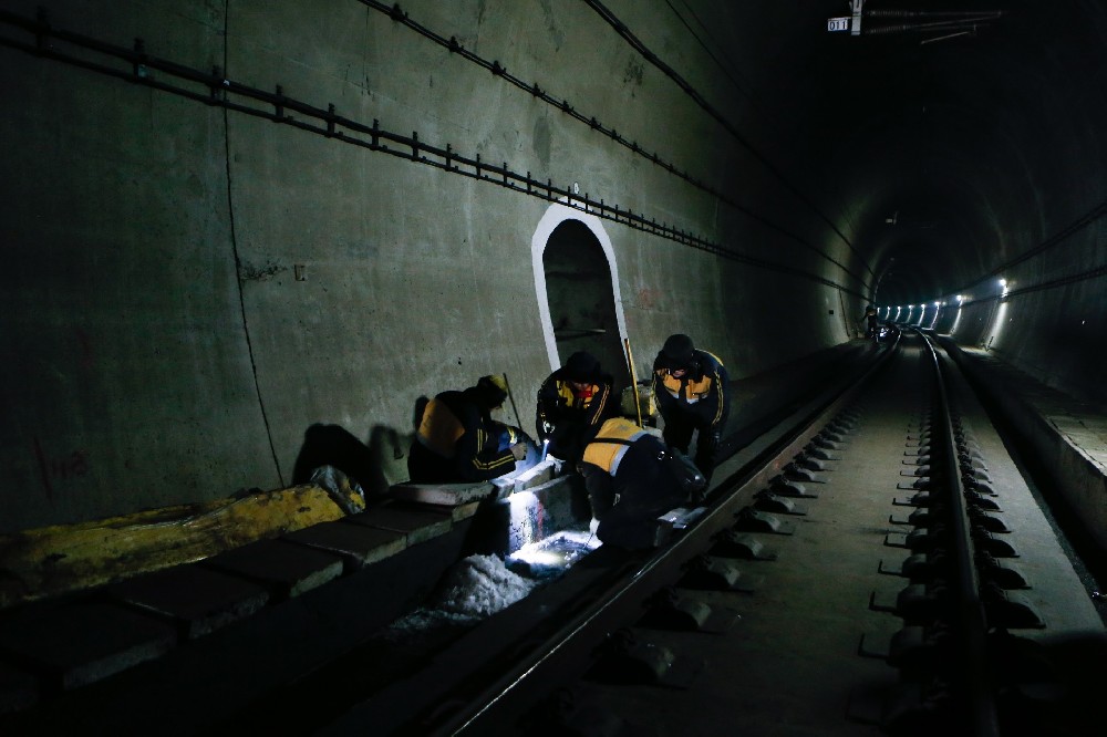 裕民铁路运营隧道病害现状